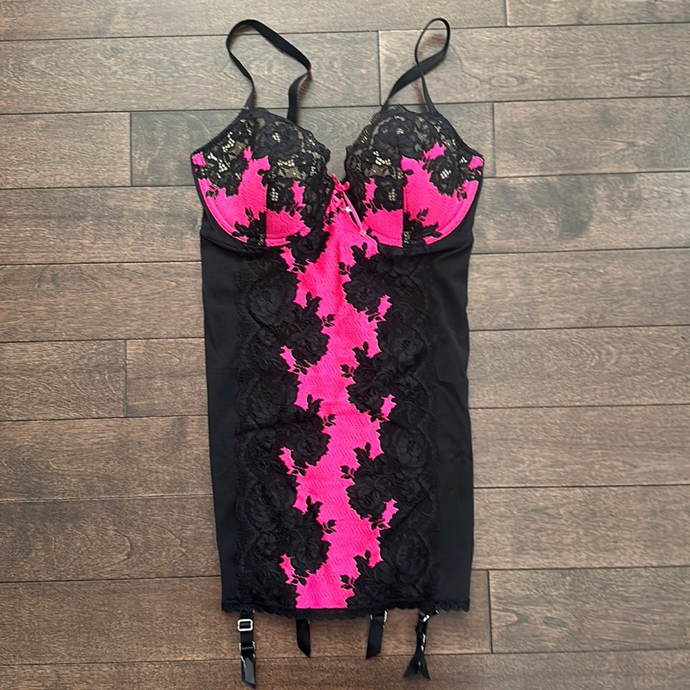 Victoria’s Secret Gorgeous Teddy with Garters Hot Pink Black Lace 34D NWT